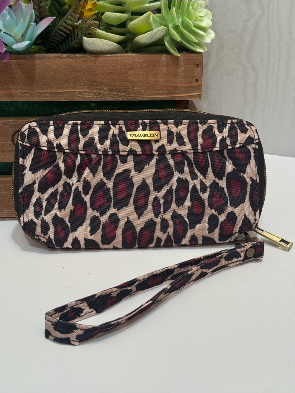 Travelon RFID Blocking Leopard Print Zip Around Wristlet Clutch Wallet Like New
